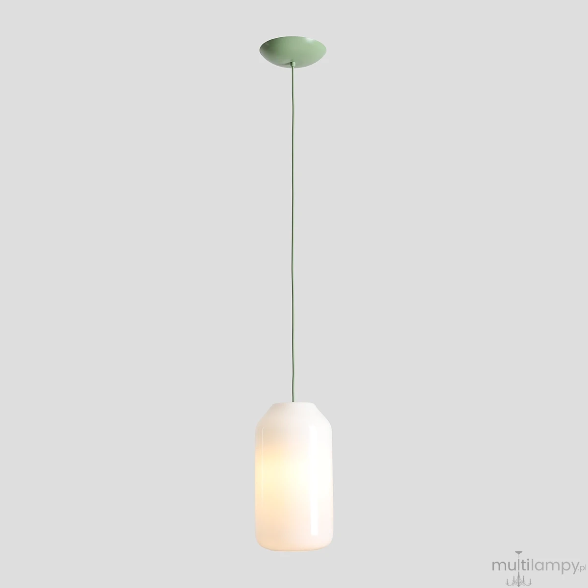 Lampa wisząca Flask Sage D19 z kloszem w kolorze białym, o delikatnie zaokrąglonym kształcie, zawieszona na cienkim zielonym kablu. Montowana do sufitu, emituje ciepłe światło, idealna do nowoczesnych wnętrz.