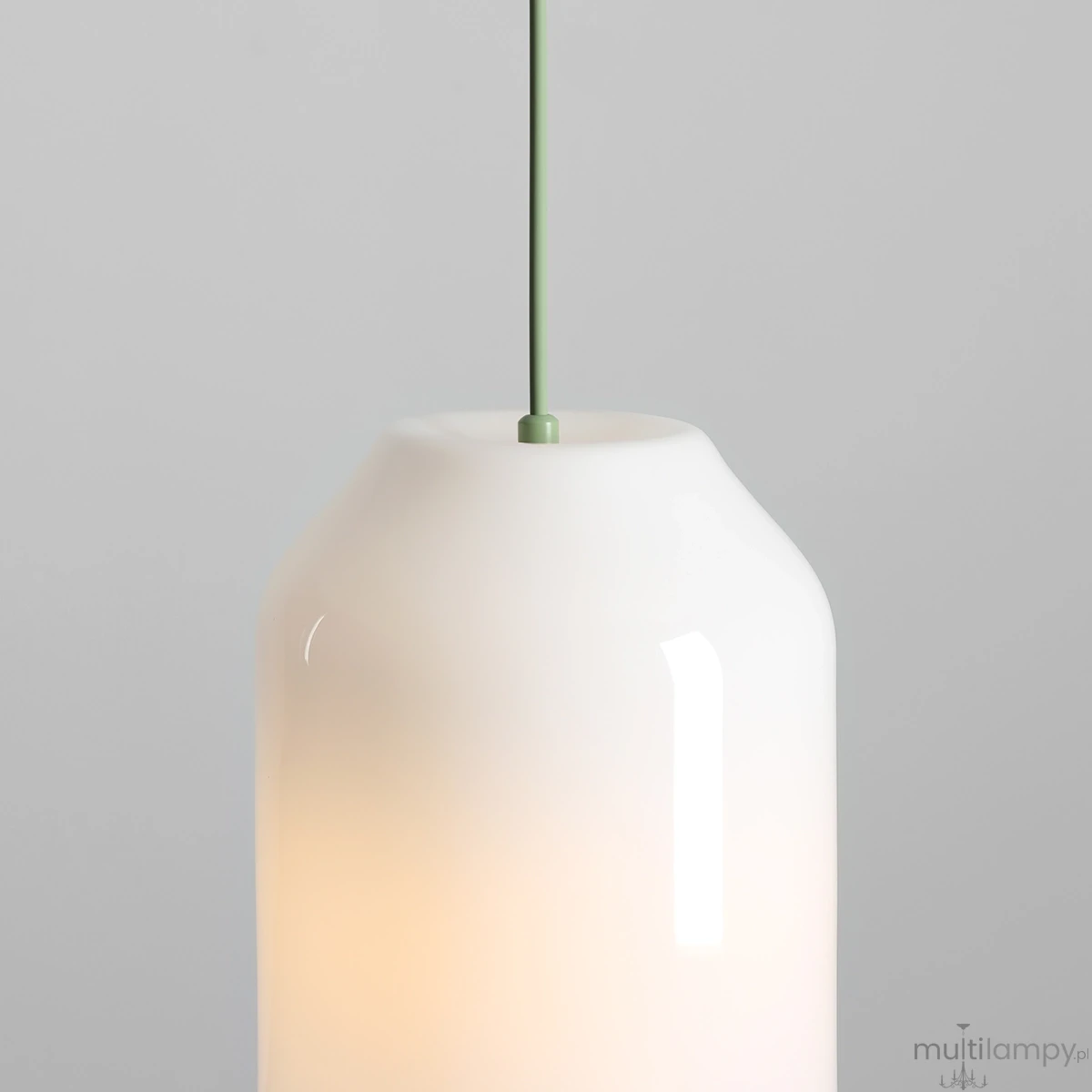 Lampa wisząca Flask Sage D19 z jednym gniazdem E27. Klosz w kształcie butelki wykonany z białego szkła, z matowym wykończeniem i zielonym przewodem. Wisi w pionie, na jednolitym tle.
