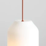 Lampa wisząca Flask Terra D19 z białym, matowym kloszem w kształcie butli, zawieszona na ceglastym przewodzie. Widoczna górna część klosza z otworem dla żarówki E27. Tło w neutralnym odcieniu szarości.