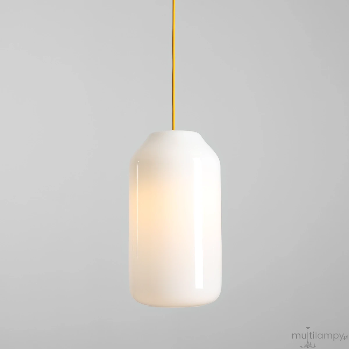 Lampa wisząca Flask Mimosa D19 z kloszem w białym kolorze i żółtym przewodem. Okrągły kształt, jedno źródło światła E27. Zawieszona w pionie na jasnym tle, subtelne oświetlenie.