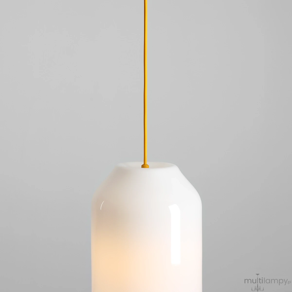 Lampa wisząca Flask Mimosa D19 z białym kloszem w kształcie butelki i żółtym przewodem. Ujęcie z dołu, podkreślające gładką powierzchnię klosza oraz kolorowy kabel. Idealna do nowoczesnych wnętrz.