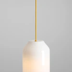 Lampa wisząca Flask Mimosa D19 z białym kloszem w kształcie butelki i żółtym przewodem. Ujęcie z dołu, podkreślające gładką powierzchnię klosza oraz kolorowy kabel. Idealna do nowoczesnych wnętrz.