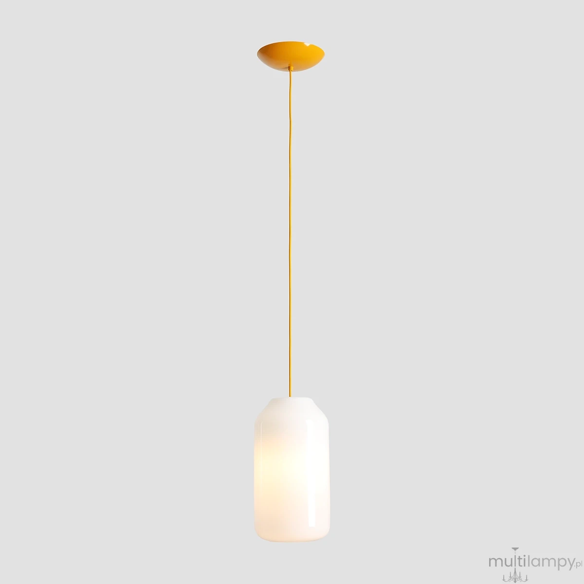 Lampa wisząca Flask Mimosa D19 w kształcie prostokątnej butelki, z białego szkła, zawieszona na żółtym kablu. Żarówka E27 umieszczona wewnątrz. Prosta, nowoczesna forma, idealna do oświetlenia wnętrz.