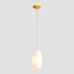 Lampa wisząca Flask Mimosa D19 w kształcie prostokątnej butelki, z białego szkła, zawieszona na żółtym kablu. Żarówka E27 umieszczona wewnątrz. Prosta, nowoczesna forma, idealna do oświetlenia wnętrz.