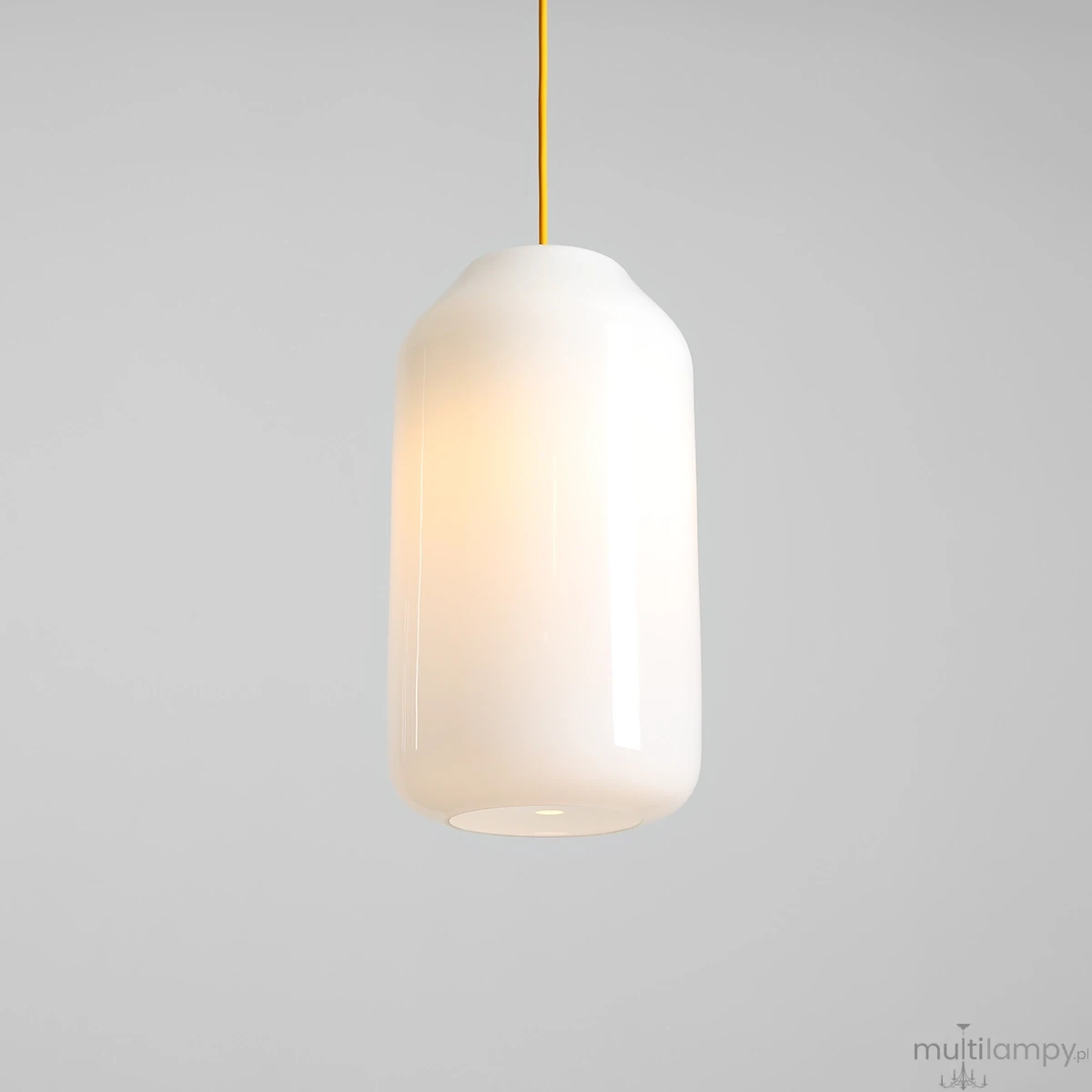 Lampa wisząca Flask Mimosa D19 z oprawą w kształcie cylindrycznym, wykonana z białego szkła. Wyposażona w żółty kabel, z miejscem na żarówkę E27. Zawieszona w pionie na jednolitym tle, emitująca ciepłe światło.
