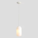 Kremowa lampa wisząca Flask Cotton D19 z oprawą na żarówkę E27. Owalny klosz z matowego szkła, zawieszona na cienkim przewodzie, montowana do sufitu. Prosty design, idealna do nowoczesnych wnętrz.
