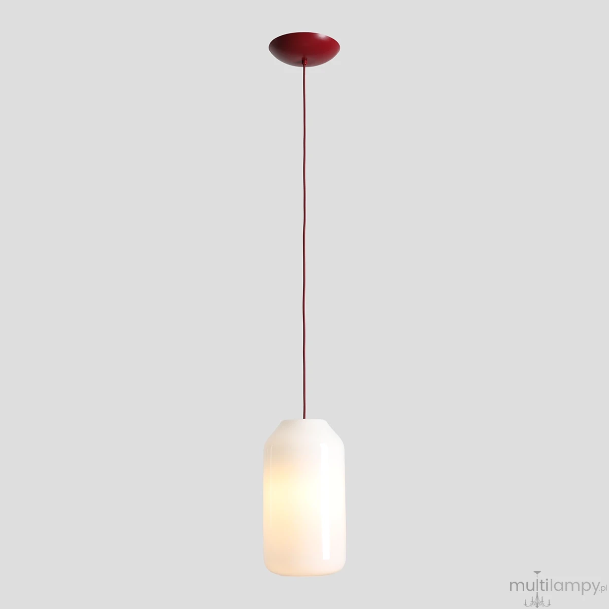 Lampa wisząca Flask Cherry D19 z kloszem w białym kolorze i bordowym przewodem. Prosty, cylindryczny kształt klosza, zawieszona na długim, cienkim kablu. Idealna do nowoczesnych wnętrz. Tło proste, szare.