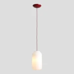 Lampa wisząca Flask Cherry D19 z kloszem w białym kolorze i bordowym przewodem. Prosty, cylindryczny kształt klosza, zawieszona na długim, cienkim kablu. Idealna do nowoczesnych wnętrz. Tło proste, szare.