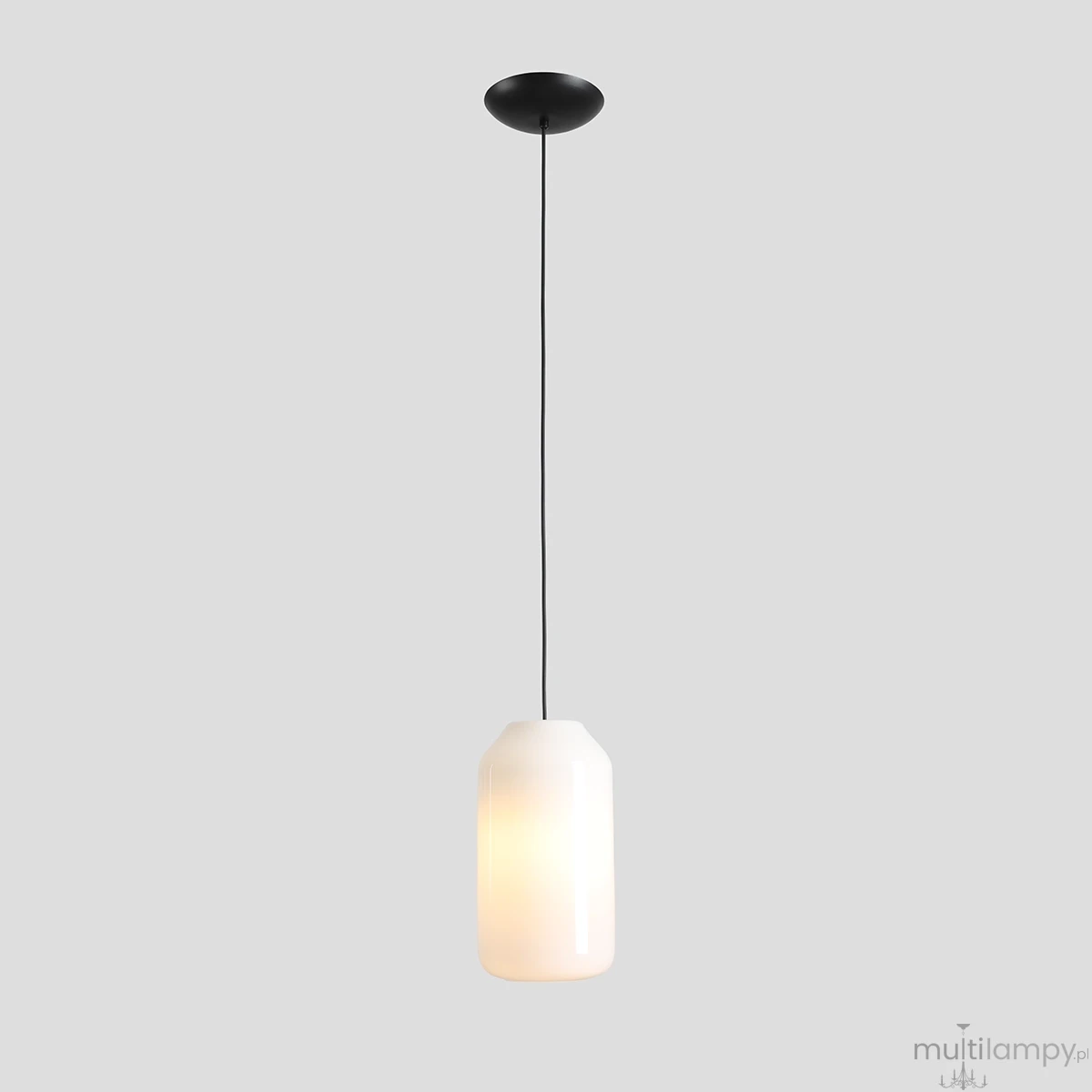 Lampa wisząca Flask Orchid D19 w kolorze czarnym, z białym kloszem w kształcie prostokątnym. Zawieszona na cienkim kablu, z mocowaniem sufitowym. Źródło światła E27. Tło w jasnoszarym odcieniu.
