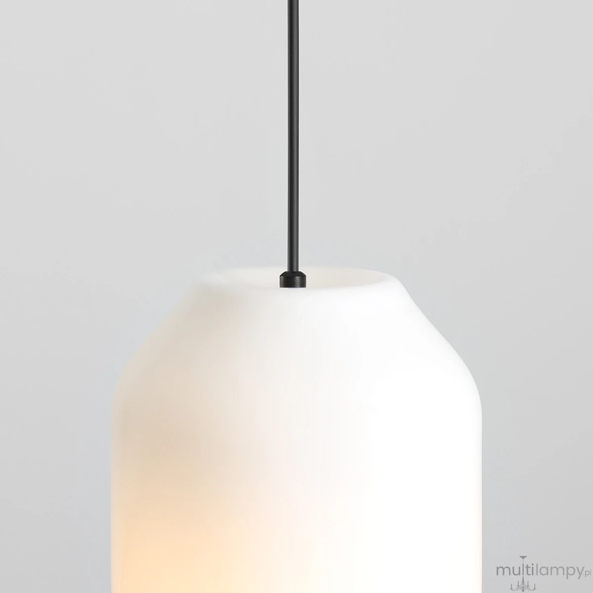 Lampa wisząca Flask Orchid D19 z kloszem w kształcie stożka, wykonanym z białego szkła, zawieszona na czarnym przewodzie. Widoczny detal mocowania na górze. Idealna do nowoczesnych wnętrz.