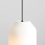 Lampa wisząca Flask Orchid D19 z kloszem w kształcie stożka, wykonanym z białego szkła, zawieszona na czarnym przewodzie. Widoczny detal mocowania na górze. Idealna do nowoczesnych wnętrz.