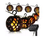 Girlanda ogrodowa solarna Glovi 20xLED, czarna, o długości 4 m. Składa się z 20 lampionów w kształcie kul, z ażurowym wzorem, emitujących ciepłe, pomarańczowe światło. Widoczny panel słoneczny do ładowania. Lampiony zawieszone na czarnym przewodzie.