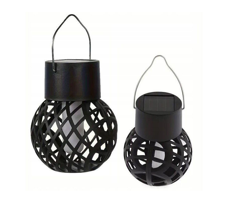 Lampka wisząca solarna Glovi w kolorze czarnym, o okrągłym kształcie z ażurową siatką. W zestawie 6 sztuk. Każda lampka ma metalowy uchwyt do zawieszenia oraz panel solarny na górze. Idealna do ogrodu lub na taras.