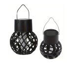 Lampka wisząca solarna Glovi w kolorze czarnym, o okrągłym kształcie z ażurową siatką. W zestawie 6 sztuk. Każda lampka ma metalowy uchwyt do zawieszenia oraz panel solarny na górze. Idealna do ogrodu lub na taras.