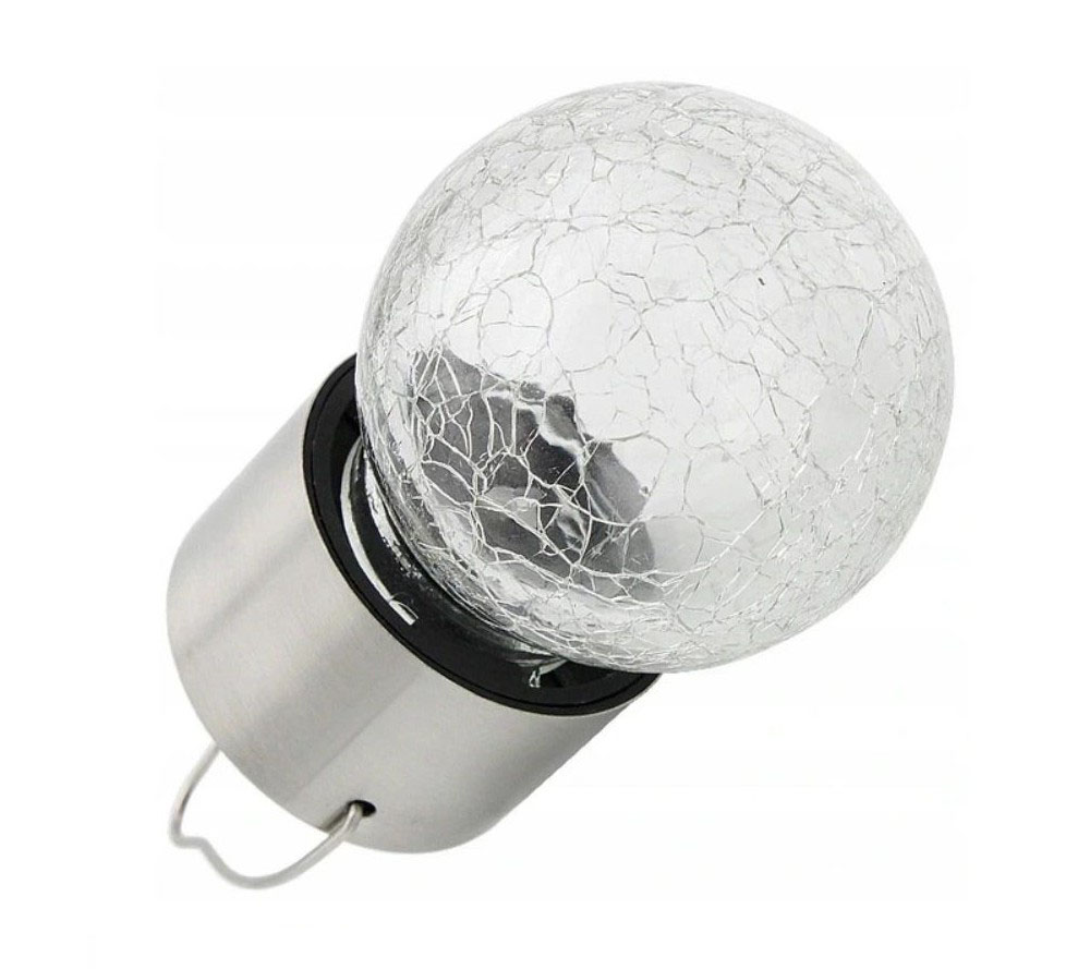 Lampka wisząca solarna RGB z kulistym kloszem z kryształowego szkła, umieszczona na metalowym uchwycie. Klosz ma pękniętą fakturę, co nadaje mu efektowny wygląd. Produkt zamontowany jest w pozycji pionowej, gotowy do zawieszenia.