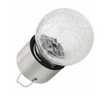 Lampka wisząca solarna RGB z kulistym kloszem z kryształowego szkła, umieszczona na metalowym uchwycie. Klosz ma pękniętą fakturę, co nadaje mu efektowny wygląd. Produkt zamontowany jest w pozycji pionowej, gotowy do zawieszenia.