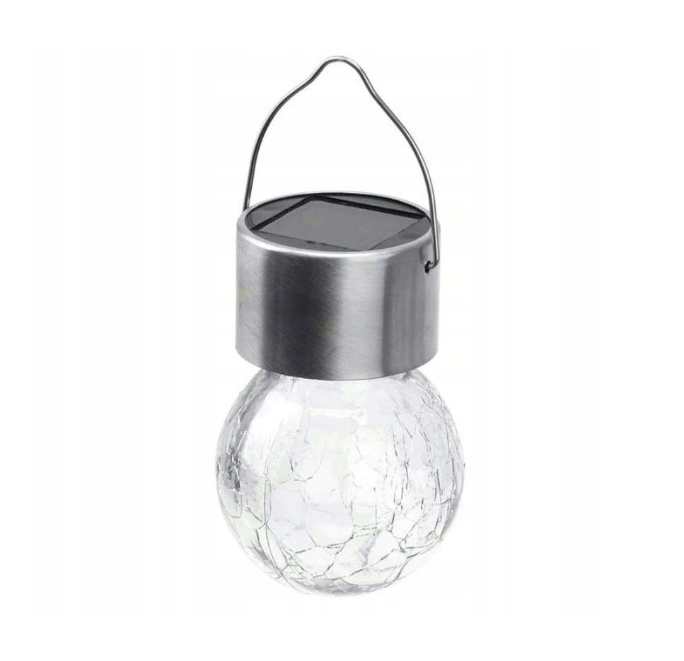 Lampka wisząca solarna RGB z przezroczystą, pękniętą kulą i stalowym, okrągłym uchwytem. U góry znajduje się panel słoneczny. Produkt jest zawieszony, idealny do oświetlenia ogrodu lub tarasu.