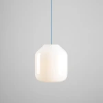 Lampa wisząca Flask Sapphire D27 w kolorze białym z niebieskim kablem, o kształcie cylindrycznym, wykonana z materiału transparentnego. Zawieszona na prostym, długim przewodzie, idealna do nowoczesnych wnętrz.