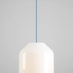 Lampa wisząca Flask Sapphire D27 w kształcie stożka, z białym, błyszczącym kloszem i niebieskim przewodem. Zawieszona na szarym tle, przeznaczona do jednego źródła światła E27.