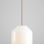 Lampa wisząca Flask Terra D27 z białym, półprzezroczystym kloszem w kształcie stożka, zawieszona na ceglastym przewodzie. Produkt montowany na suficie, w minimalistycznym stylu, z pojedynczym gniazdem E27. Tło szare, proste.