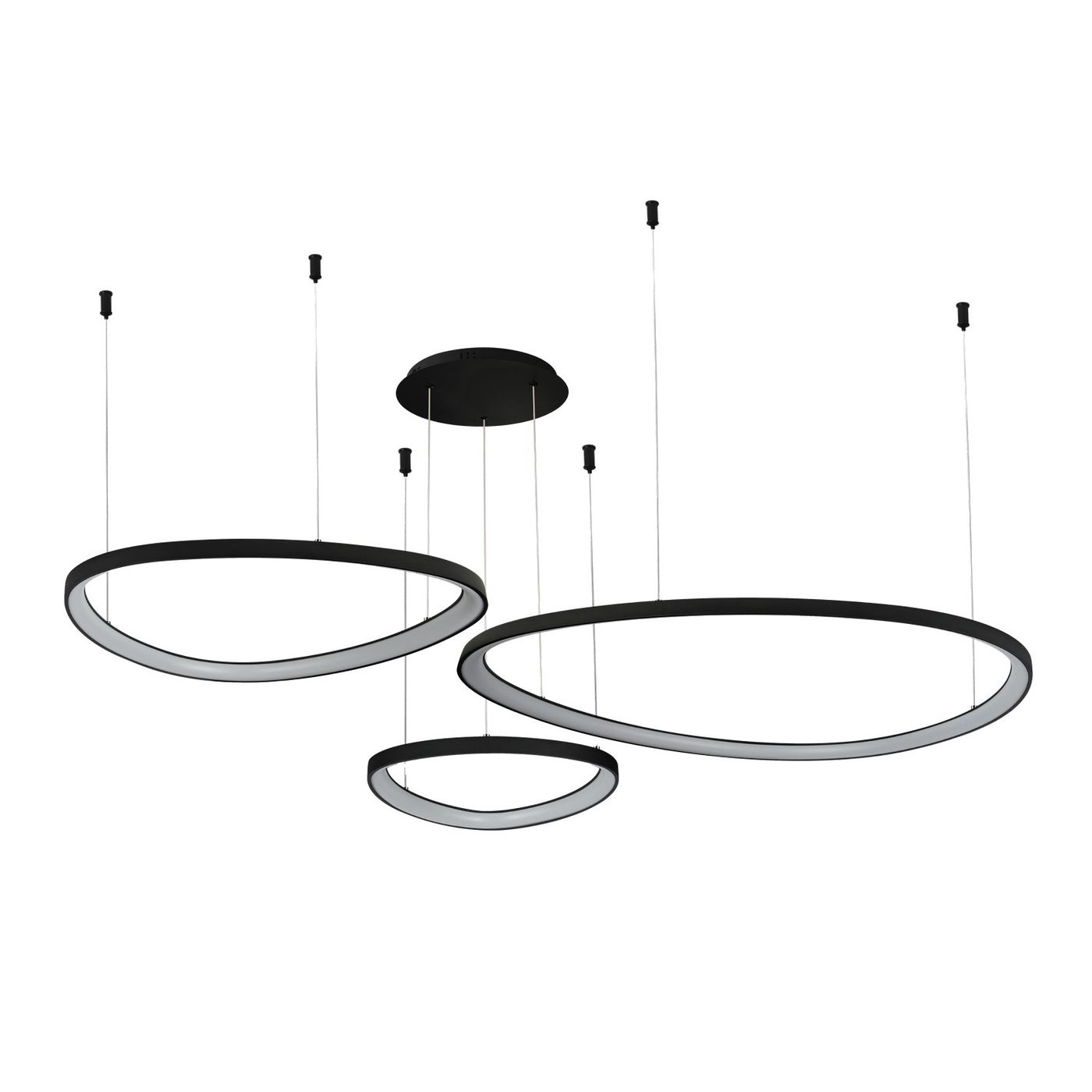 Lampa wisząca Amanda z trzema okrągłymi oprawami LED w kolorze czarnym. Ułożona w trzech różnych wysokościach, zawieszona na cienkich linkach, z centralnym mocowaniem sufitowym. Elegancki, nowoczesny design.