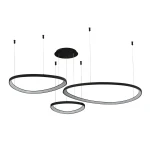 Lampa wisząca Amanda z trzema okrągłymi oprawami LED w kolorze czarnym. Ułożona w trzech różnych wysokościach, zawieszona na cienkich linkach, z centralnym mocowaniem sufitowym. Elegancki, nowoczesny design.