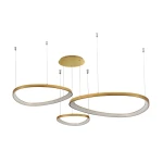 Lampa wisząca Amanda w kolorze złotym, z trzema okrągłymi pierścieniami LED o białym świetle. Produkt zawieszony na cienkich linkach, z zamocowaniem sufitowym w złotym kolorze. Kształt minimalistyczny, nowoczesny design.