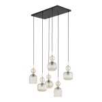 Lampa wisząca Sophia z sześcioma kloszami, każda w innym kształcie, wykonana z przezroczystego szkła z delikatnym żłobieniem. Czarne przewody i minimalistyczny, prostokątny strop. Wymiary kloszy różnią się, co dodaje elegancji.