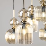 Lampa wisząca Sophia z sześcioma kloszami E14 w kolorze bursztynowym. Klosze mają żłobioną fakturę i zaokrąglony kształt, z przezroczystymi elementami. Zawieszona na cienkich, złotych linkach, tworzy elegancki efekt w nowoczesnym wnętrzu.
