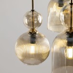 Lampa wisząca Sophia z sześcioma kloszami E14, wykonana z bursztynowego szkła. Klosze mają charakterystyczne żłobienia, a u góry znajduje się okrągły element ze szkła. Całość zawieszona na metalowej konstrukcji w kolorze złotym.