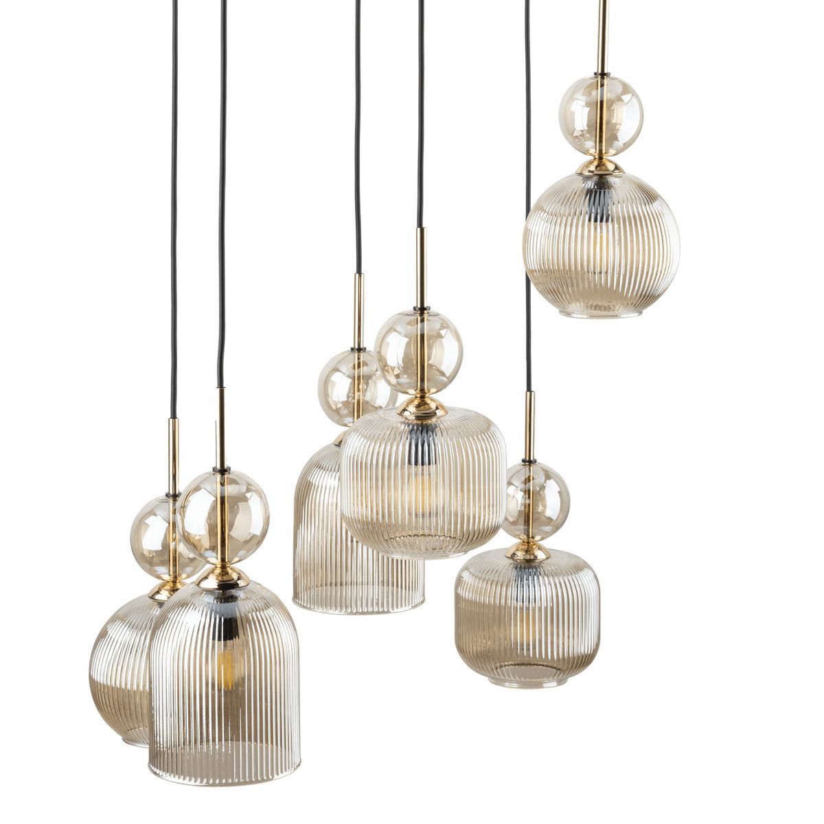 Lampa wisząca Sophia z sześcioma źródłami światła E14, w kolorze bursztynowym. Szklane klosze o teksturowanej powierzchni, w różnych kształtach, zawieszone na czarnych przewodach. Elementy metalowe w odcieniu złotym.