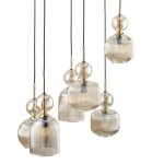 Lampa wisząca Sophia z sześcioma źródłami światła E14, w kolorze bursztynowym. Szklane klosze o teksturowanej powierzchni, w różnych kształtach, zawieszone na czarnych przewodach. Elementy metalowe w odcieniu złotym.