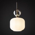 Lampa wisząca Sophia z kloszem w kolorze białym, o zaokrąglonym kształcie z pionowymi żłobieniami. Górna część z przezroczystego szkła oraz metalowym wykończeniem w odcieniu złotym. Zawieszona na czarnym przewodzie, idealna do nowoczesnych wnętrz.