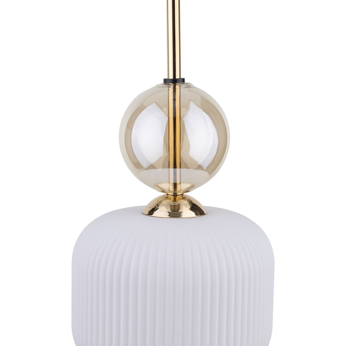 Lampa wisząca Sophia z białym, teksturowanym kloszem i złotymi akcentami. Posiada przezroczystą, okrągłą kulę u góry. Ujęcie zbliżeniowe, pokazujące detale konstrukcji. Idealna do nowoczesnych wnętrz.
