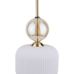 Lampa wisząca Sophia z białym, teksturowanym kloszem i złotymi akcentami. Posiada przezroczystą, okrągłą kulę u góry. Ujęcie zbliżeniowe, pokazujące detale konstrukcji. Idealna do nowoczesnych wnętrz.