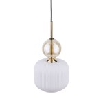 Lampa wisząca Sophia z jednym gniazdem E14, posiada biały, teksturowany klosz w kształcie kulistego abażuru oraz przezroczystą, szklaną kulę na górze. Metalowe elementy w kolorze złotym nadają elegancki akcent. Ujęcie z boku, na jednolitym tle.