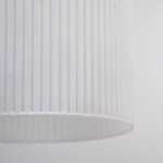 Lampa wisząca Sophia z kloszem w kolorze białym, wykonanym z teksturowanego materiału z pionowymi żłobieniami. Klosz w kształcie cylindrycznym, widoczny z dołu, przeznaczony na jedną żarówkę E14. Prosta forma, idealna do nowoczesnych wnętrz.