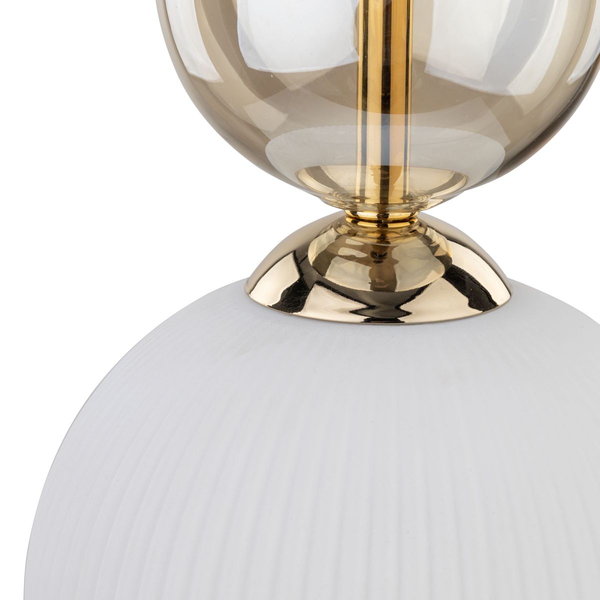 Lampa wisząca Sophia z białym kloszem oraz złotą podstawą. Klosz ma teksturowaną powierzchnię, a nad nim znajduje się przezroczysta, szklana kula. Ujęcie z boku ukazuje detale wykończenia i kształt lampy.