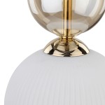 Lampa wisząca Sophia z białym kloszem oraz złotą podstawą. Klosz ma teksturowaną powierzchnię, a nad nim znajduje się przezroczysta, szklana kula. Ujęcie z boku ukazuje detale wykończenia i kształt lampy.