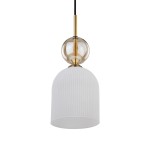 Lampa wisząca Sophia z kloszem w białym kolorze, wykonanym z teksturowanego materiału, z ozdobnym, przezroczystym elementem szklanym u góry. Uchwyt z mosiężnym wykończeniem. Zawieszona na czarnym przewodzie, w pozycji wiszącej.
