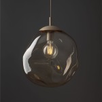 Lava Sabia D35 lampa wisząca w kolorze beżowym z przezroczystym, organicznie uformowanym kloszem. Widoczna żarówka E27, zawieszona na cienkim przewodzie. Tło ciemne, co podkreśla elegancki design lampy.