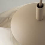 Beżowa lampa wisząca Lava Sabia D35 z oprawą E27. Widoczny detal podstawy o matowej fakturze oraz metalowy uchwyt. Kąt ujęcia z góry, ukazujący połączenie lampy z sufitem.