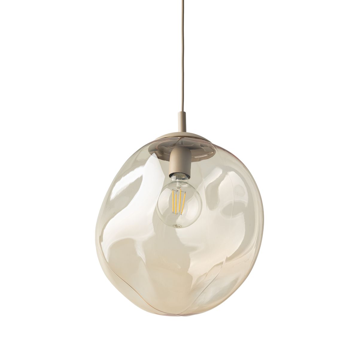 Beżowa lampa wisząca Lava Sabia D35 z kloszem o organicznym kształcie. Zawiera jedną oprawę E27, widoczną żarówkę z cienkimi włóknami. Klosz przezroczysty, delikatnie zaokrąglony, zawieszony na cienkim przewodzie.
