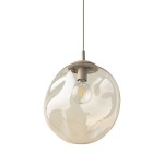 Beżowa lampa wisząca Lava Sabia D35 z kloszem o organicznym kształcie. Zawiera jedną oprawę E27, widoczną żarówkę z cienkimi włóknami. Klosz przezroczysty, delikatnie zaokrąglony, zawieszony na cienkim przewodzie.