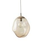 Lava Sabia D35 lampa wisząca w kolorze beżowym, z okrągłym kloszem w kształcie organicznym z przezroczystego szkła, zawieszona na cienkim kablu. Wewnątrz widoczna żarówka E27, umieszczona w metalowym mocowaniu.
