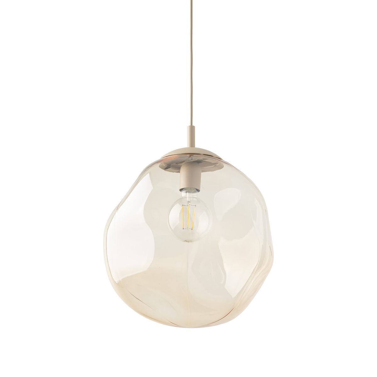 Beżowa lampa wisząca Lava Sabia D35 z przezroczystym kloszem, zawieszona na cienkim przewodzie. Wewnątrz widoczna żarówka E27. Klosz ma organiczny, zaokrąglony kształt, co podkreśla nowoczesny design. Tło białe, co uwydatnia lampę.