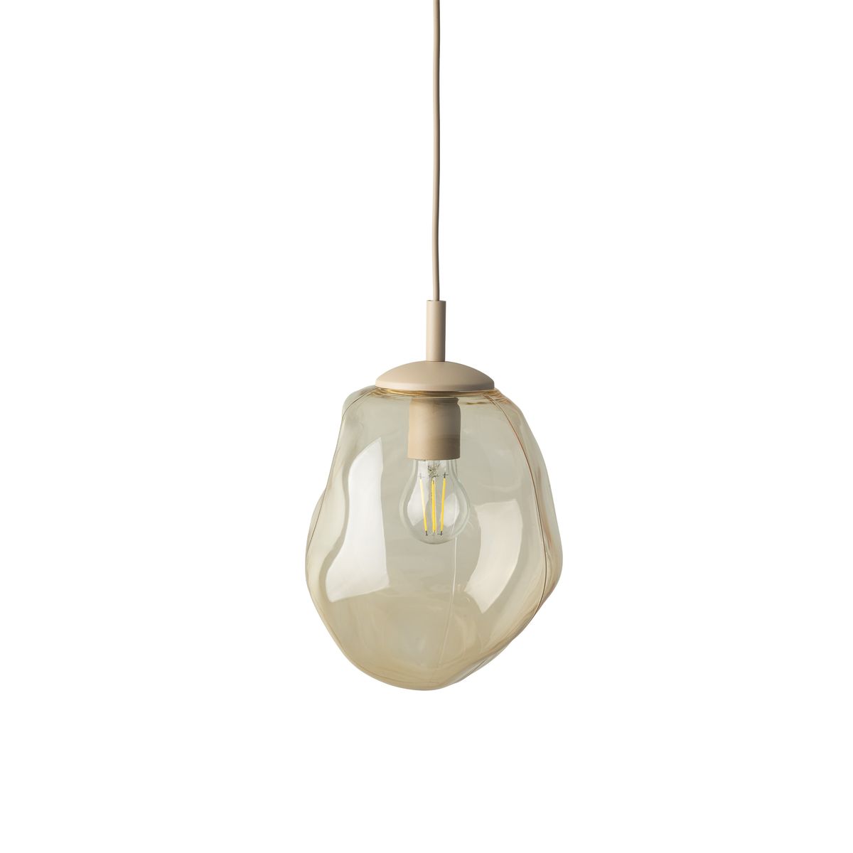 Beżowa lampa wisząca Lava Sabia D25 z kloszem w organicznym kształcie, zawieszona na cienkim przewodzie. Mieści żarówkę E27, widoczna żarówka z delikatnymi włóknami. Minimalistyczny design, idealna do nowoczesnych wnętrz.