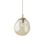 Lava Sabia D25 lampa wisząca w odcieniu beżowym, o organicznym kształcie, zawieszona na cienkim przewodzie. Wyposażona w gniazdo E27 z widoczną żarówką, transparentna klosz tworzy subtelne efekty świetlne.