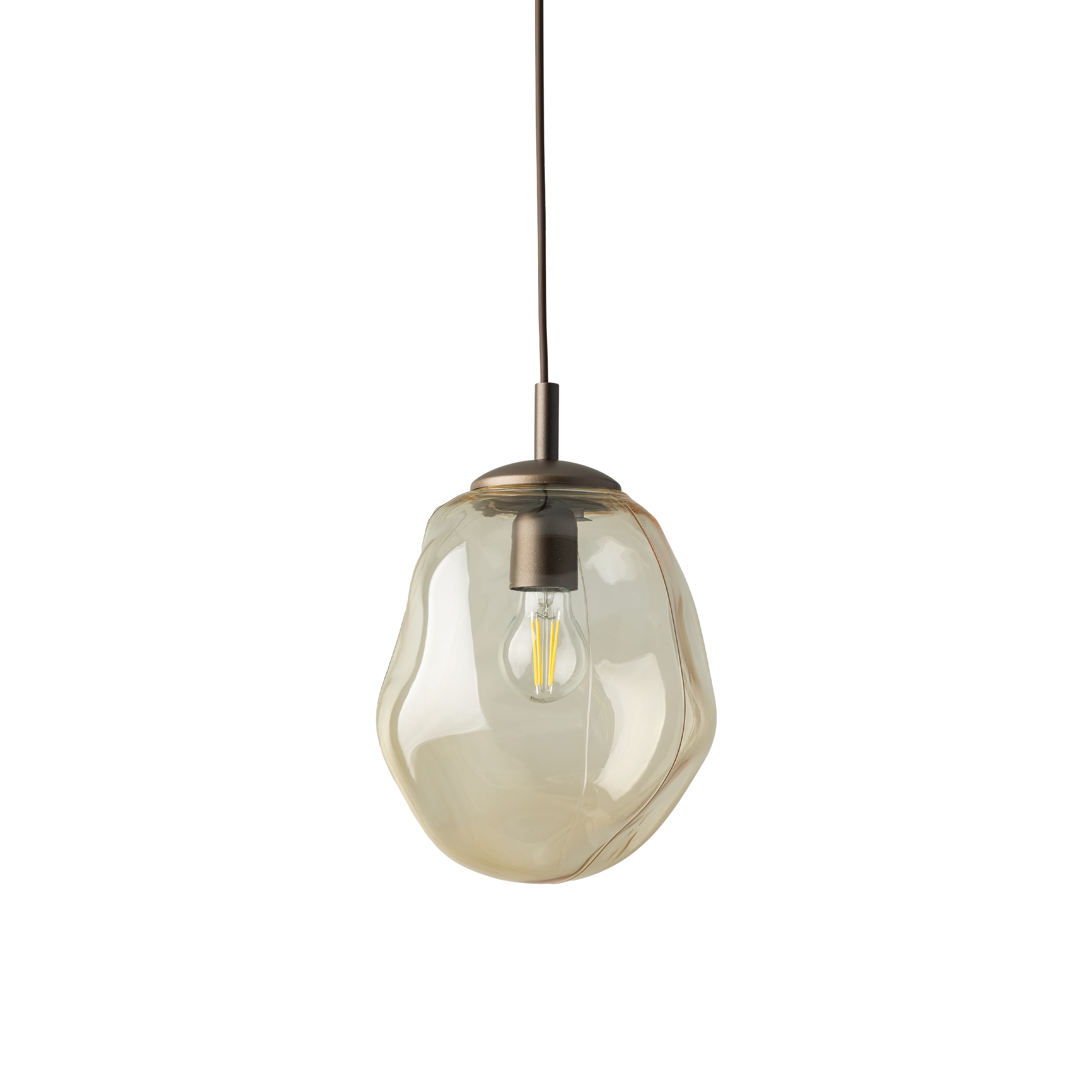 Lava Brown D25 lampa wisząca w brązowym kolorze z przezroczystym kloszem o organicznym kształcie, zawieszona na cienkim przewodzie. Wewnątrz widoczna żarówka E27, montaż sufitowy. Tło białe, minimalistyczne.