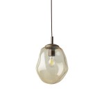 Lava Brown D25 lampa wisząca w brązowym kolorze z przezroczystym kloszem o organicznym kształcie, zawieszona na cienkim przewodzie. Wewnątrz widoczna żarówka E27, montaż sufitowy. Tło białe, minimalistyczne.